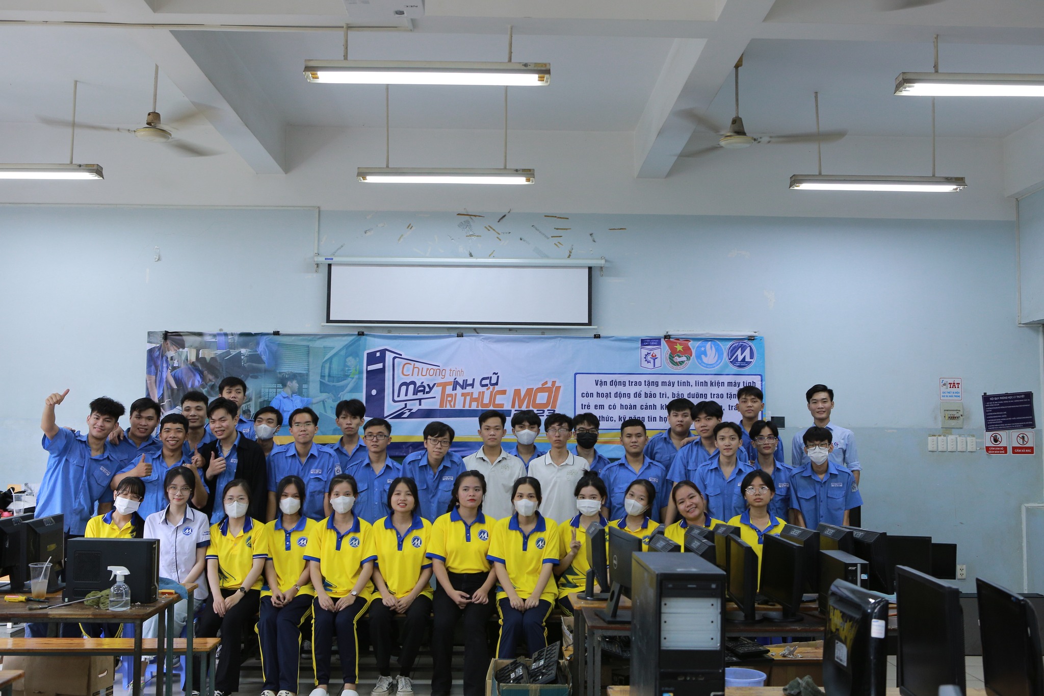 giang Hoạt động tình nguyện "Máy tính cũ - Tri thức mới"