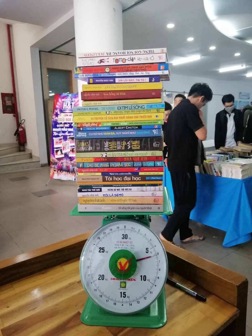 hoi-sach-3 Đa dạng hóa tủ sách ở nhà với “Hội sách kí lô”