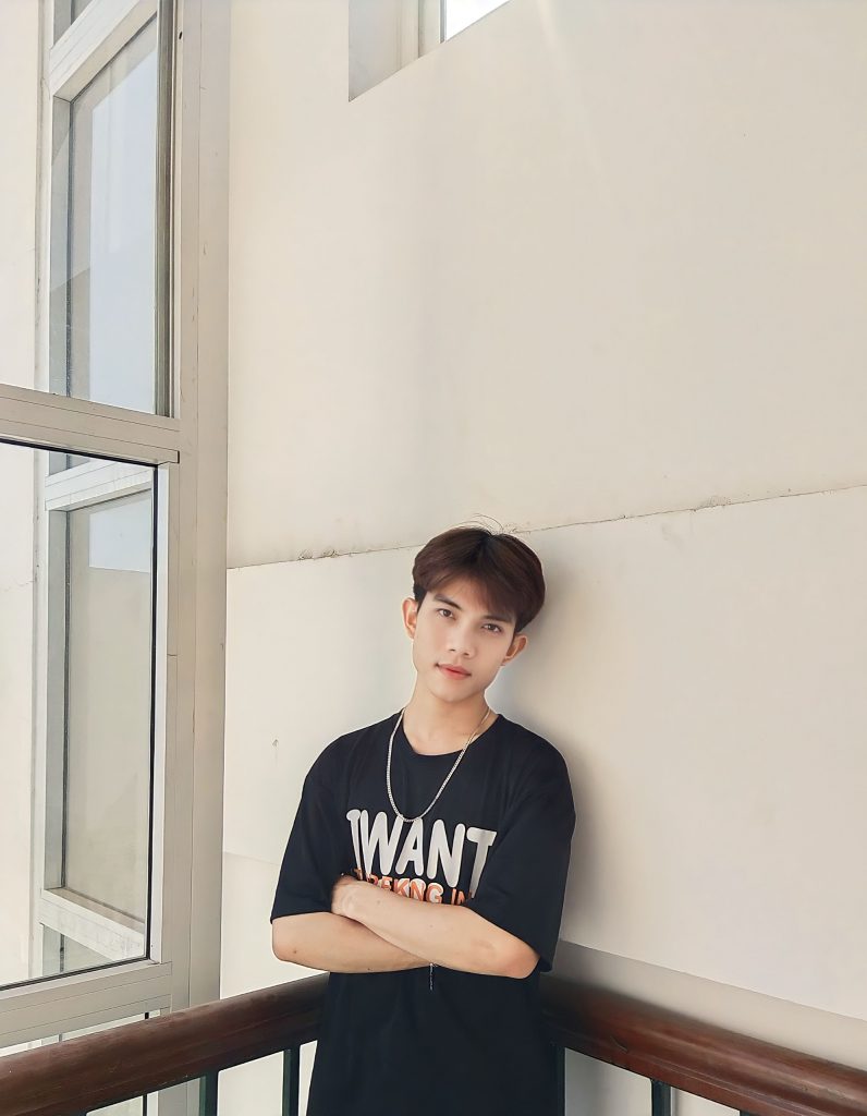 z4256437300310_0e94585b36b5e9d255c39fffbf69368a-796x1024 Hành trình tìm lại con đường học vấn