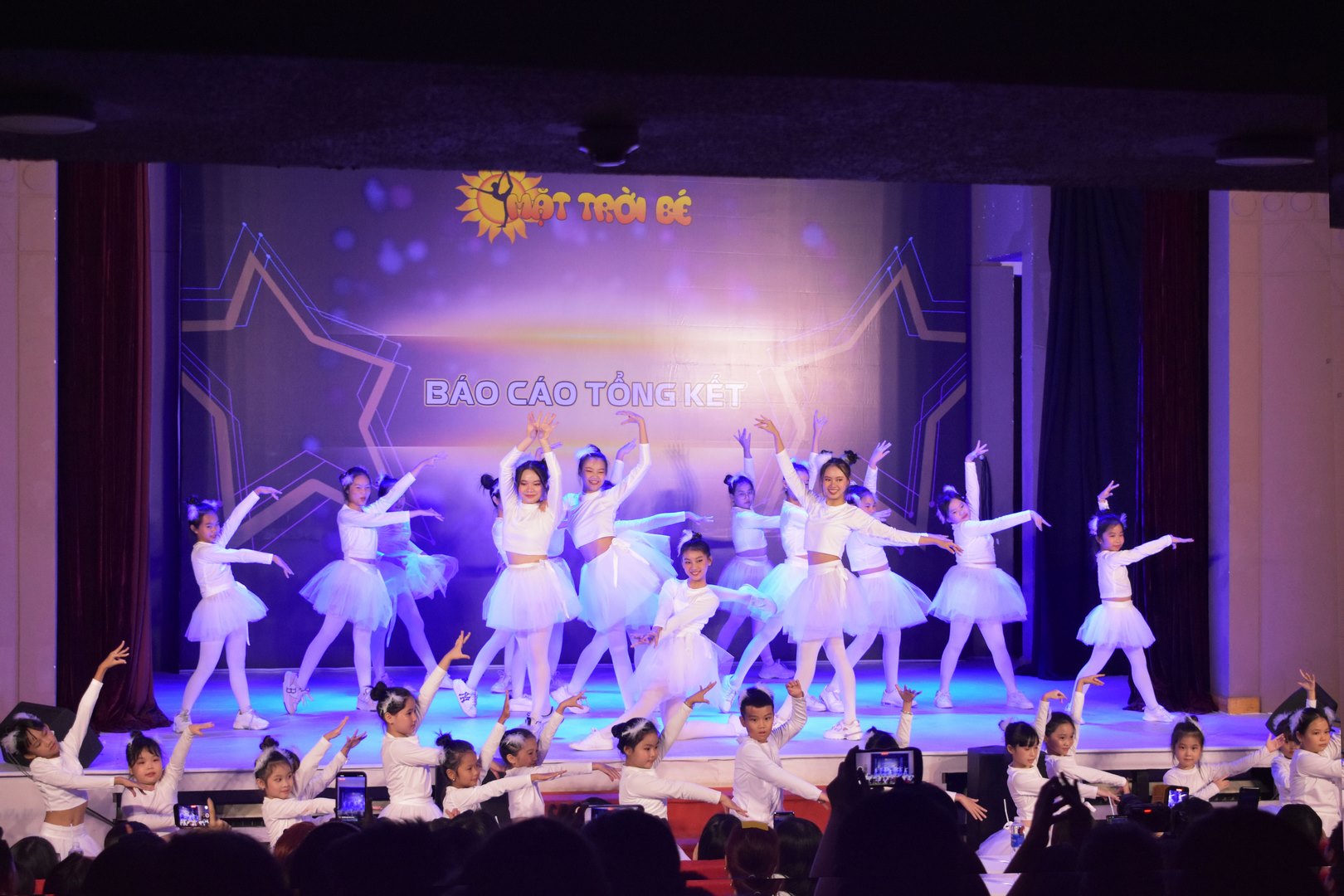 Trinh-dien-van-nghe Trung tâm “Mặt Trời Bé” Báo cáo Tổng kết khóa học