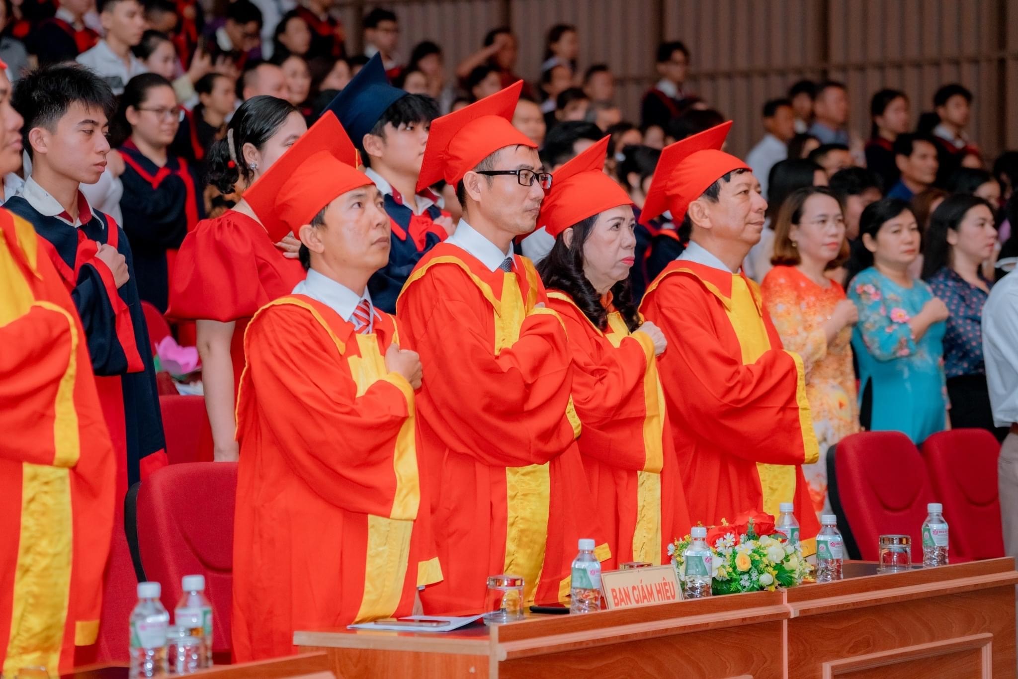 Ban-giám-hiệu-cùng-toàn-thể-các-em-học-sinh-thực-hiện-nghi-thức-Chào-cờ Hệ thống trường Tiểu học - THCS - THPT Hoa Sen tổ chức lễ tri ân, trưởng thành khối 12 niên khóa 2020 - 2023