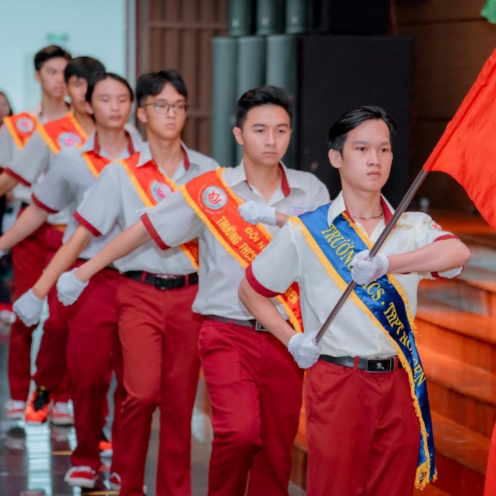 Ban-giám-hiệu-cùng-toàn-thể-các-em-học-sinh-thực-hiện-nghi-thức-Chào-cờ_1-1024x1024 Hệ thống trường Tiểu học - THCS - THPT Hoa Sen tổ chức lễ tri ân, trưởng thành khối 12 niên khóa 2020 - 2023