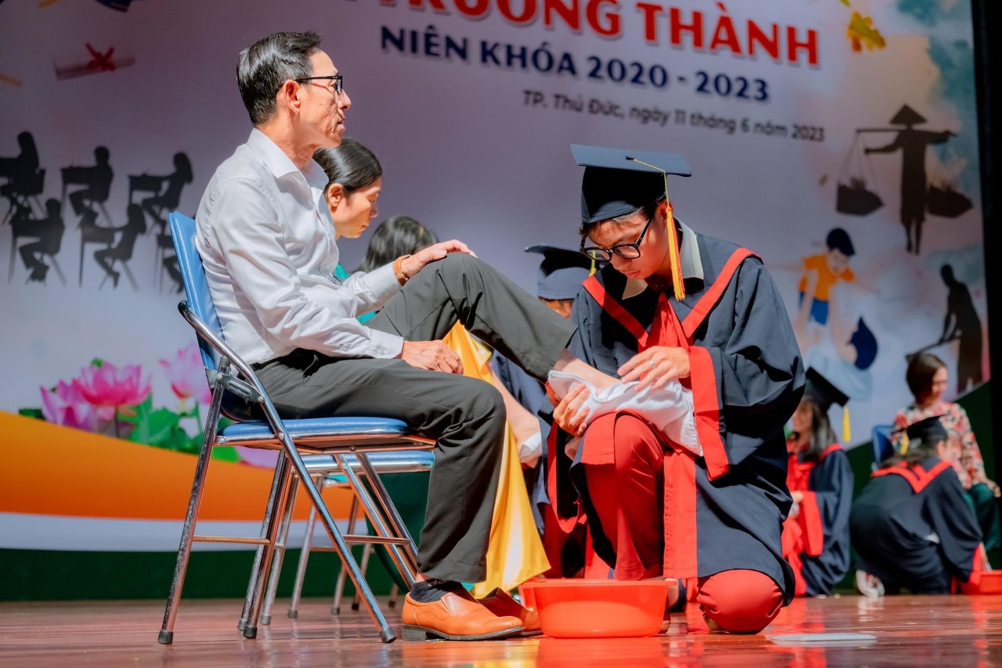 Học-sinh-thực-hiện-nghi-thức-tri-ân-cha-mẹ Hệ thống trường Tiểu học - THCS - THPT Hoa Sen tổ chức lễ tri ân, trưởng thành khối 12 niên khóa 2020 - 2023