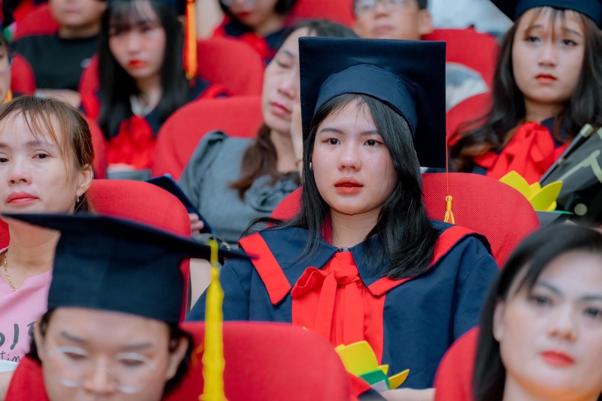 Học-sinh-thực-hiện-nghi-thức-tri-ân-cha-mẹ_1 Hệ thống trường Tiểu học - THCS - THPT Hoa Sen tổ chức lễ tri ân, trưởng thành khối 12 niên khóa 2020 - 2023