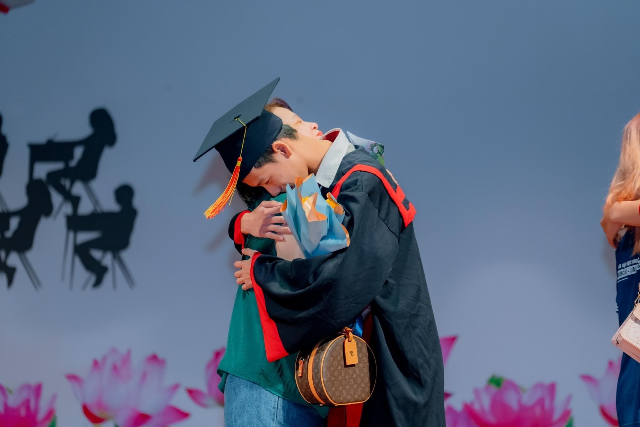 Học-sinh-thực-hiện-nghi-thức-tri-ân-cha-mẹ_2 Hệ thống trường Tiểu học - THCS - THPT Hoa Sen tổ chức lễ tri ân, trưởng thành khối 12 niên khóa 2020 - 2023