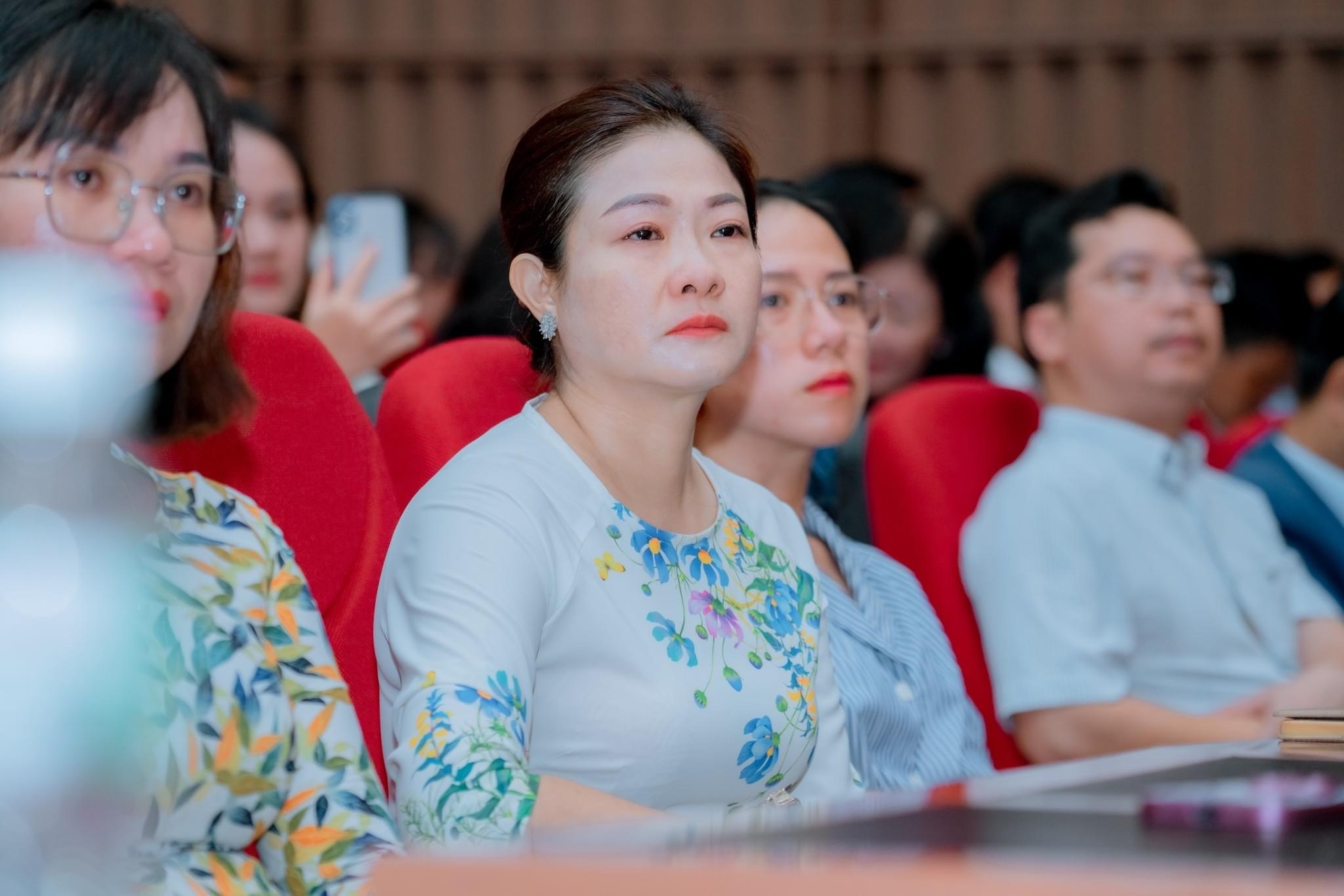 Học-sinh-thực-hiện-nghi-thức-tri-ân-cha-mẹ_3 Hệ thống trường Tiểu học - THCS - THPT Hoa Sen tổ chức lễ tri ân, trưởng thành khối 12 niên khóa 2020 - 2023