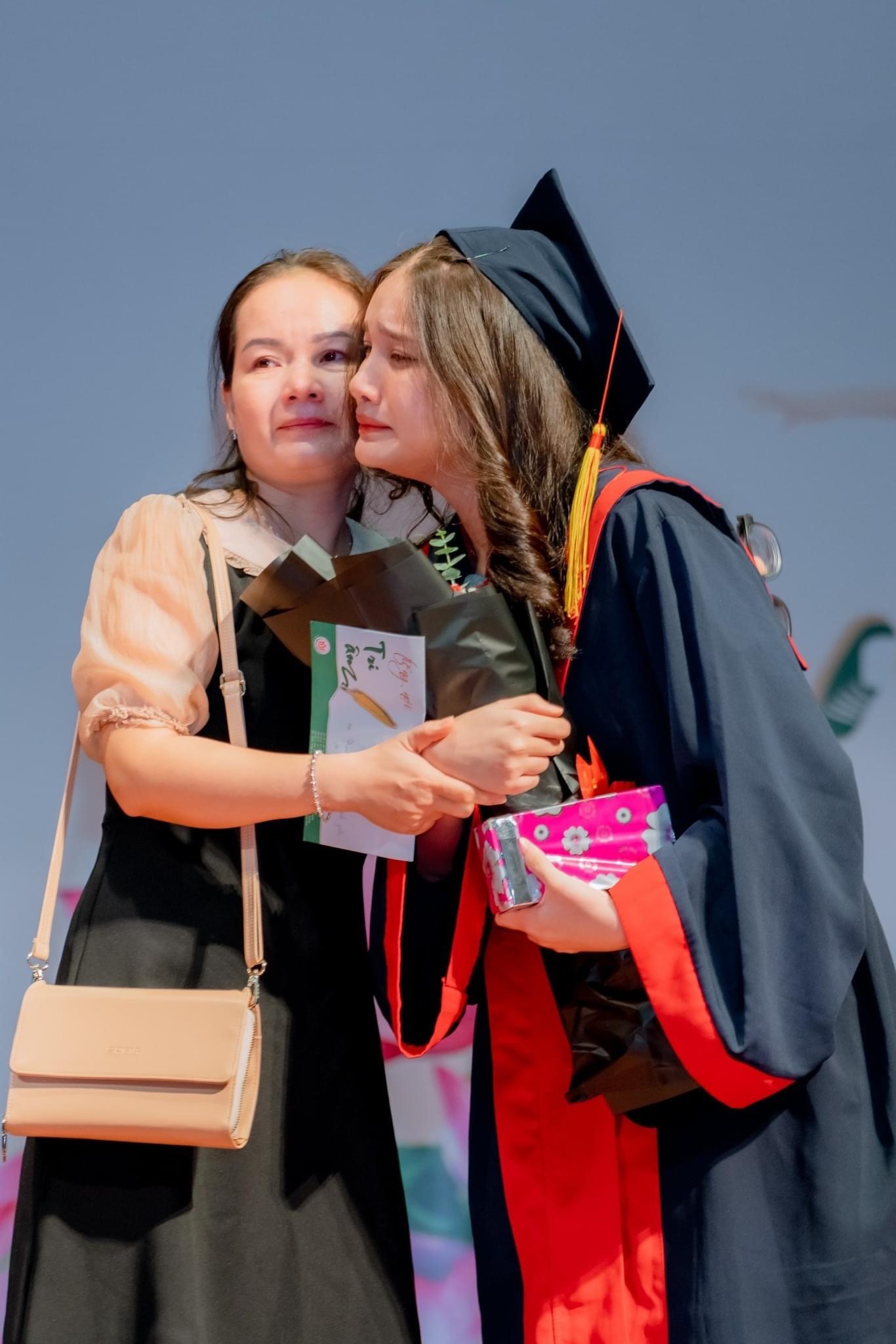 Học-sinh-thực-hiện-nghi-thức-tri-ân-cha-mẹ_4 Hệ thống trường Tiểu học - THCS - THPT Hoa Sen tổ chức lễ tri ân, trưởng thành khối 12 niên khóa 2020 - 2023