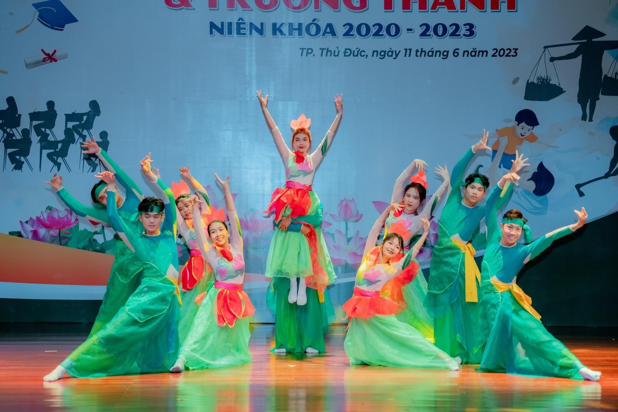 Tiết-mục-biểu-diễn-mở-màn-buổi-lễ-tri-ân Hệ thống trường Tiểu học - THCS - THPT Hoa Sen tổ chức lễ tri ân, trưởng thành khối 12 niên khóa 2020 - 2023