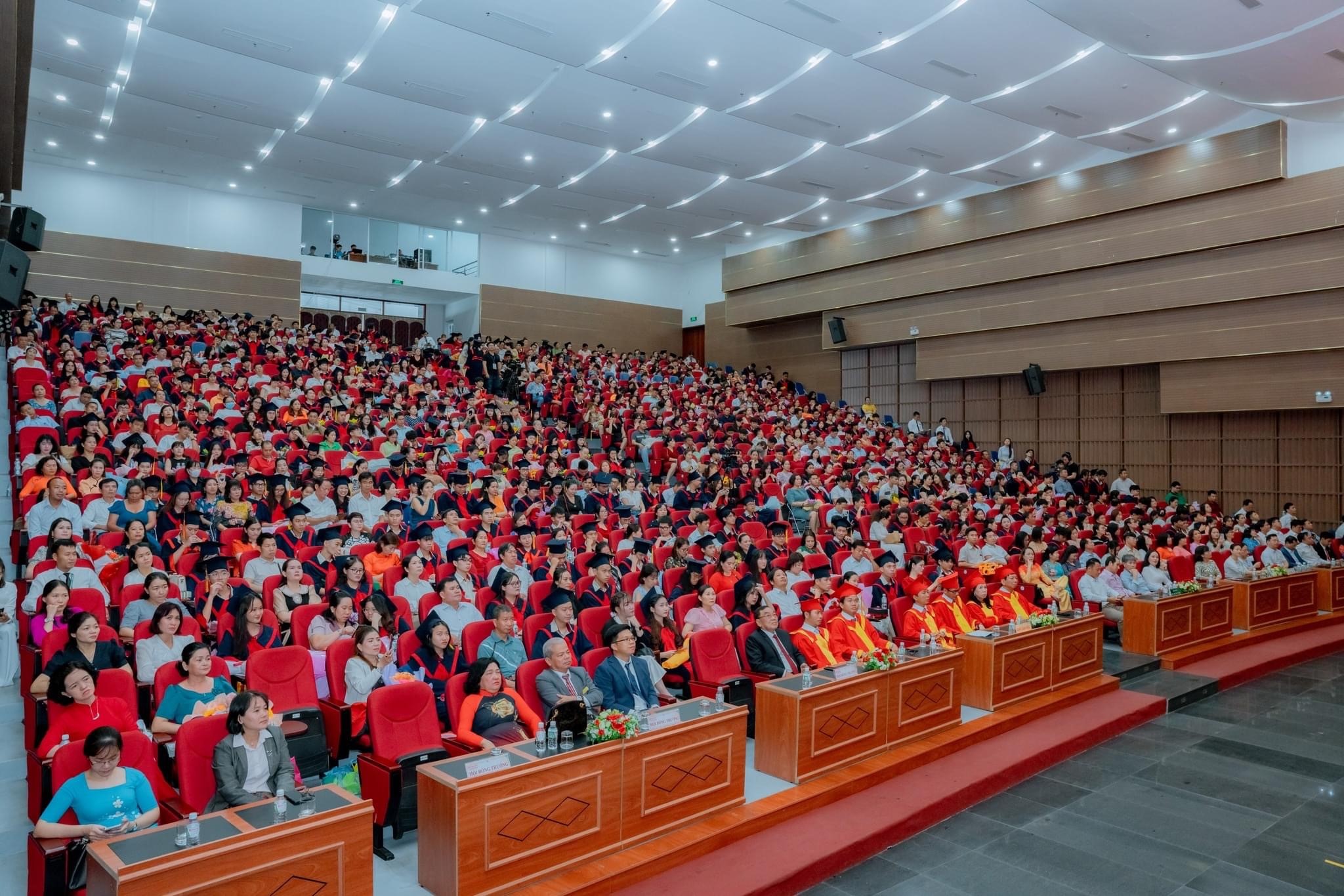 toan-canh-buoi-le Hệ thống trường Tiểu học - THCS - THPT Hoa Sen tổ chức lễ tri ân, trưởng thành khối 12 niên khóa 2020 - 2023