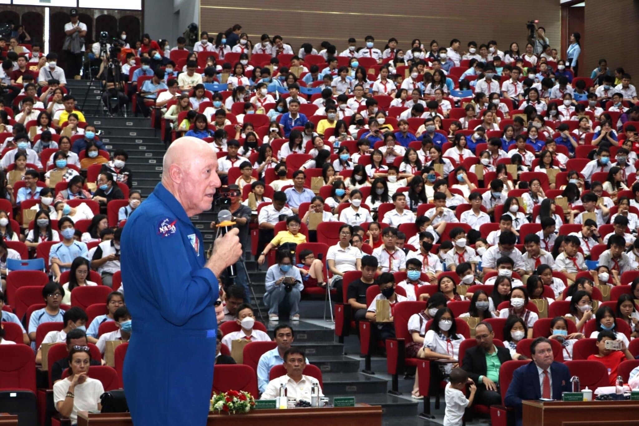 ng-Michael-Baker-cựu-phi-hành-gia-của-NASA Tuần lễ không gian Việt Nam - Thủ Đức 2023” (VIETNAM SPACE WEEK)