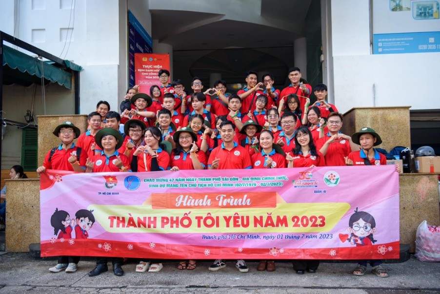 Theo chân hành trình màu áo đỏ rực rỡ của các bạn học sinh TP. Hồ Chí Minh
