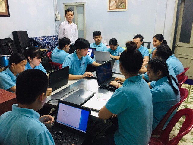 truong-giang-day-tin-hoc-ung-dung-cho-cac-em-khiem-thi-tai-trung-tam-anh-tu-quyen-16848931318091346337623 Giúp trẻ khiếm thị biết thêm nhiều kỹ năng hữu ích và tự tin hơn