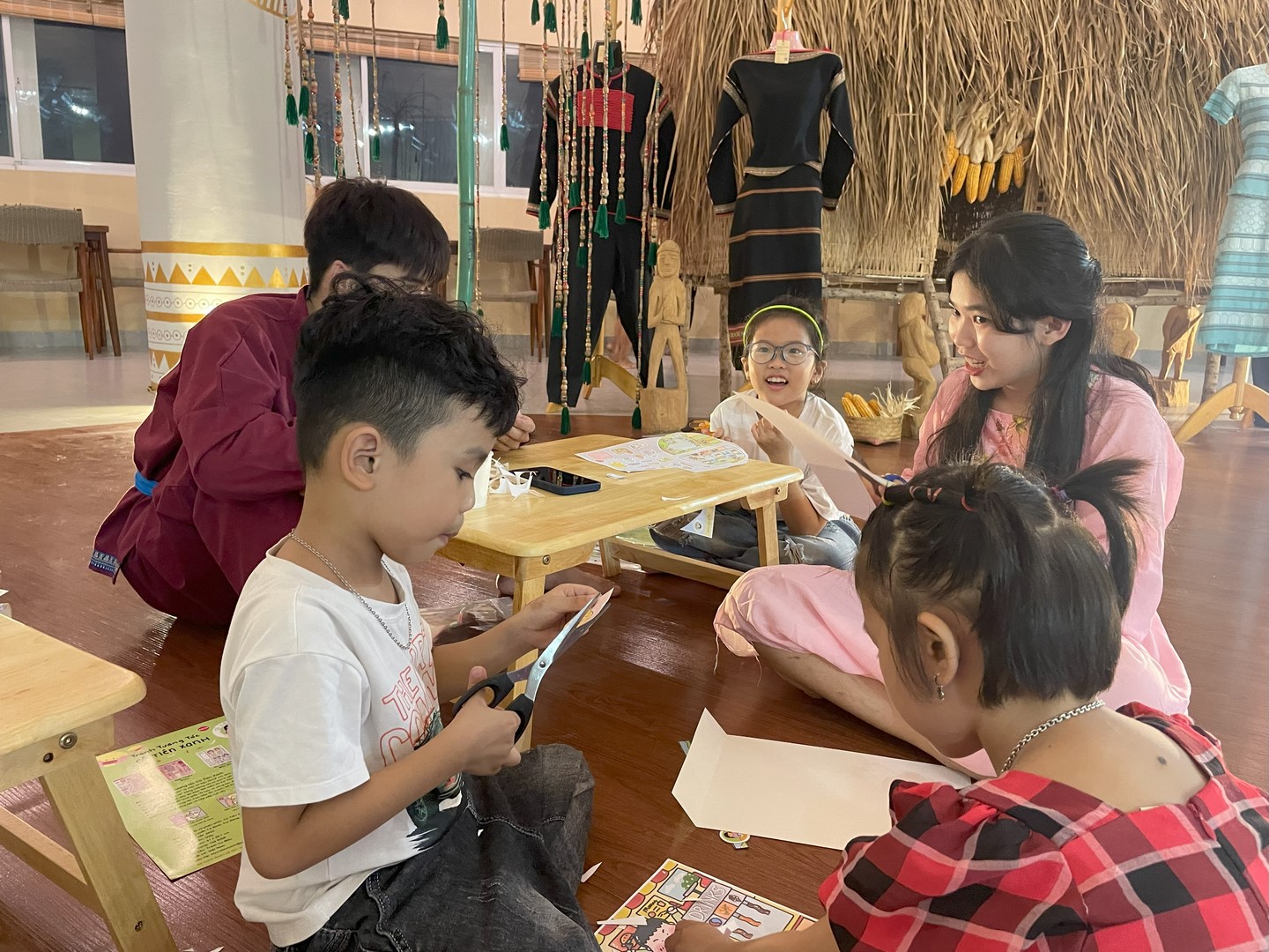 Các-em-tham-gia-hoạt-động-cắt-ghép-tranh Chương trình “Trung thu” cho con em của đoàn viên, viên chức, người lao động Nhà Văn hóa Sinh viên năm 2023