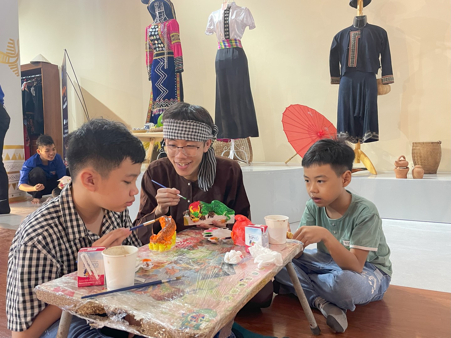 Các-em-tham-gia-hoạt-động-tô-tượng Chương trình “Trung thu” cho con em của đoàn viên, viên chức, người lao động Nhà Văn hóa Sinh viên năm 2023