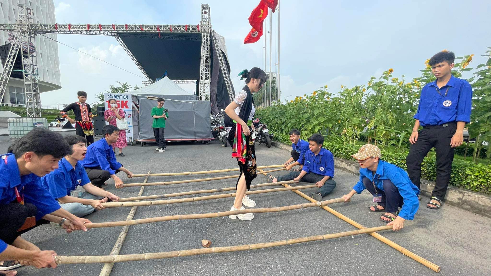 Gian-hàng-Nhảy-sạp-của-các-bạn-sinh-viên-CLB-Công-tác-xã-hội-Nông-Lâm “Chợ phiên Sinh viên” vẫn “duy trì độ nóng” trong các Ngày hội tại Nhà Văn hóa Sinh viên