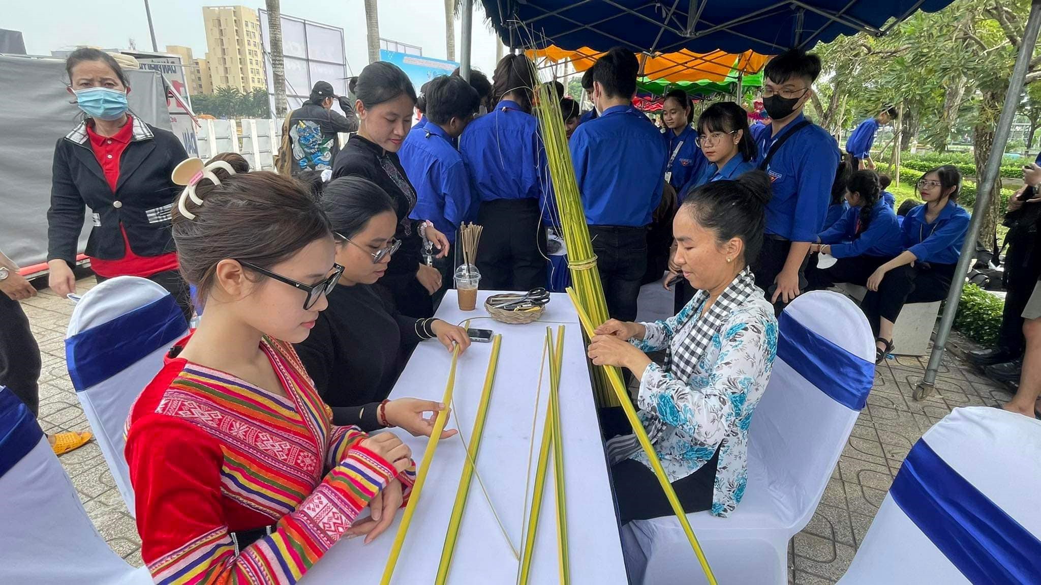 Gian-hàng-Xếp-lá-dừa-tuổi-thơ “Chợ phiên Sinh viên” vẫn “duy trì độ nóng” trong các Ngày hội tại Nhà Văn hóa Sinh viên