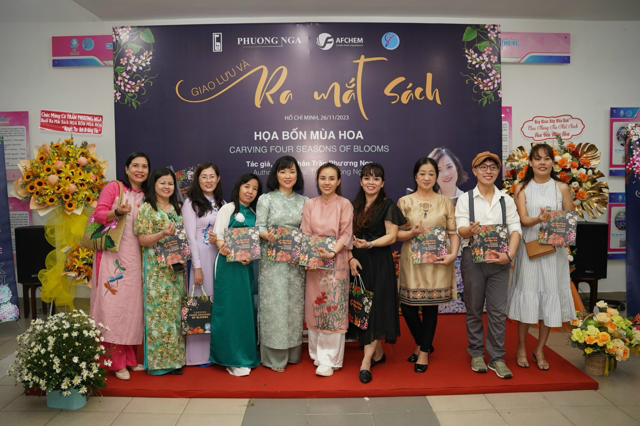 Khán-giả-chụp-ảnh-lưu-niệm-cùng-Nghệ-nhân-Trần-Phương-Nga Lễ giao lưu và ra mắt sách: “Họa bốn mùa hoa”
