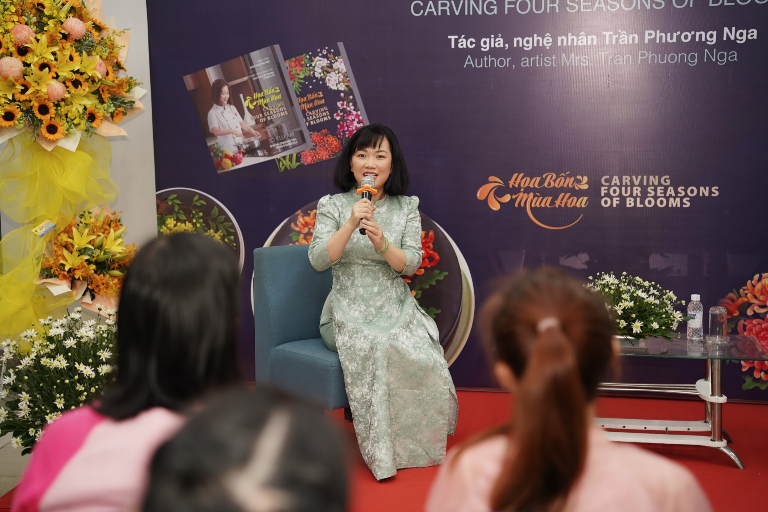 Nghệ-nhân-Trần-Phương-Nga-giao-lưu-chia-sẻ-với-khán-giả Lễ giao lưu và ra mắt sách: “Họa bốn mùa hoa”
