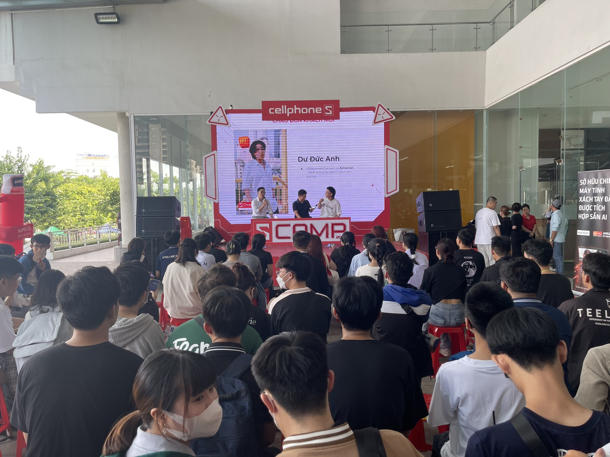 Sự-xuất-hiện-của-anh-HuyNL-và-VJ-Dư-Đức-Anh-khiến-các-bạn-sinh-viên-hứng-thú Trạm Công nghệ - Tuyệt “Tech” bật tương lai