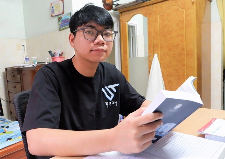 z5079675676433_160c01439a55e03b96d8c3d5a29badfb Hồ Tuấn Anh trường ĐH Kinh tế - Tài chính TP.HCM - Mong là ánh sáng của cha sau này