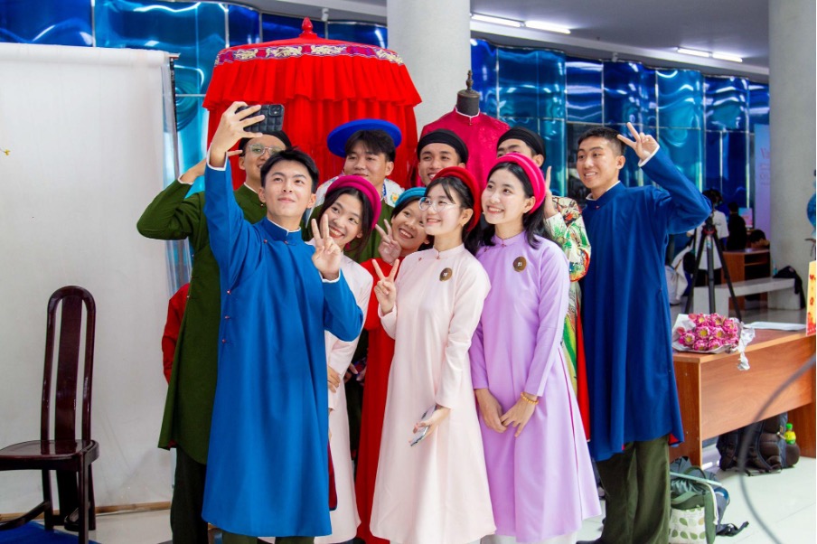 Hoạt-động-Triển-lãm-và-trải-nghiệm-cổ-phục-và-áo-dài-Việt-Nam-Ngày-hội-Văn-hóa-năm-20242 Hoạt động Triển lãm và trải nghiệm cổ phục và áo dài Việt Nam - Ngày hội Văn hóa năm 2024