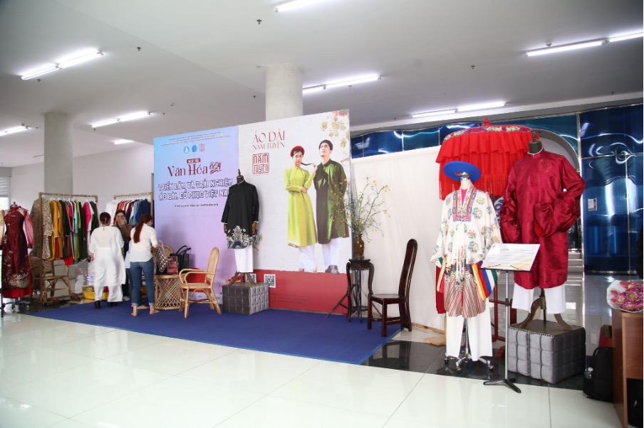 Hoạt-động-Triển-lãm-và-trải-nghiệm-cổ-phục-và-áo-dài-Việt-Nam-Ngày-hội-Văn-hóa-năm-20247 Hoạt động Triển lãm và trải nghiệm cổ phục và áo dài Việt Nam - Ngày hội Văn hóa năm 2024