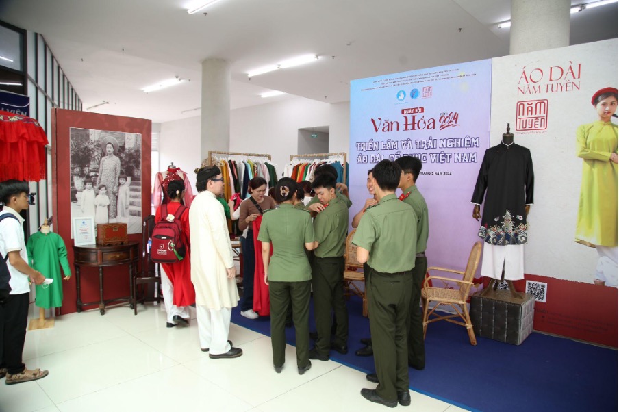 Hoạt-động-Triển-lãm-và-trải-nghiệm-cổ-phục-và-áo-dài-Việt-Nam-Ngày-hội-Văn-hóa-năm-20248 Hoạt động Triển lãm và trải nghiệm cổ phục và áo dài Việt Nam - Ngày hội Văn hóa năm 2024