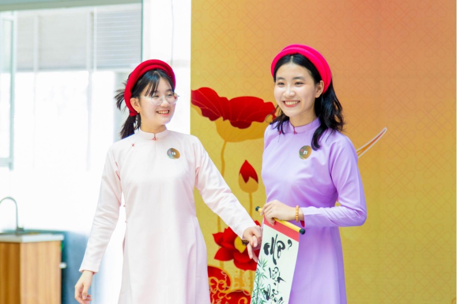 Hoạt-động-Triển-lãm-và-trải-nghiệm-cổ-phục-và-áo-dài-Việt-Nam-Ngày-hội-Văn-hóa-năm-20249 Hoạt động Triển lãm và trải nghiệm cổ phục và áo dài Việt Nam - Ngày hội Văn hóa năm 2024