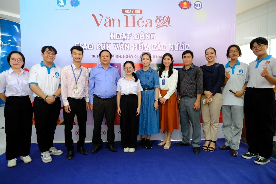 Sinh-viên-Thành-phố-kết-nối-và-hòa-nhập-văn-hóa-tại-“Hoạt-động-Giao-lưu-Văn-hóa-các-nước”-1 Sinh viên Thành phố kết nối và hòa nhập văn hóa tại  “Hoạt động Giao lưu Văn hóa các nước”