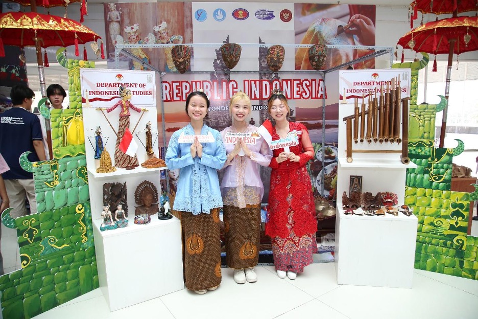 Sinh-viên-Thành-phố-kết-nối-và-hòa-nhập-văn-hóa-tại-“Hoạt-động-Giao-lưu-Văn-hóa-các-nước”-5 Sinh viên Thành phố kết nối và hòa nhập văn hóa tại  “Hoạt động Giao lưu Văn hóa các nước”