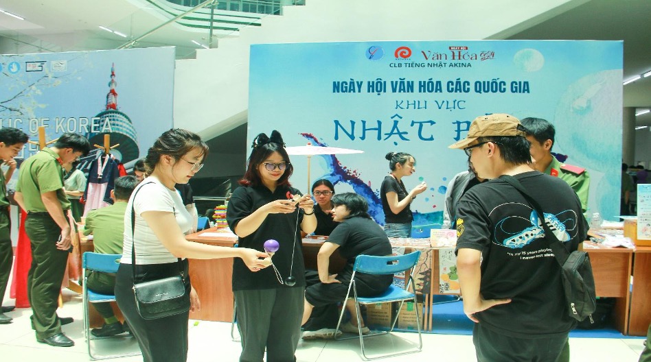 Sinh-viên-Thành-phố-kết-nối-và-hòa-nhập-văn-hóa-tại-“Hoạt-động-Giao-lưu-Văn-hóa-các-nước”-7 Sinh viên Thành phố kết nối và hòa nhập văn hóa tại  “Hoạt động Giao lưu Văn hóa các nước”