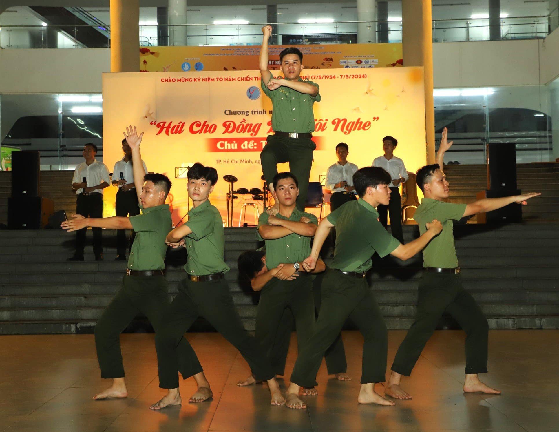 Chuyên-đề-Hát-cho-đồng-bào-tôi-nghe-Chủ-đề-Tiến-bước-4 Chuyên đề “Hát cho đồng bào tôi nghe” - Chủ đề: Tiến bước