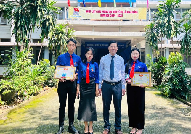 TRAN-PHAM-KY-LAN-PHAN-HIEU-HOC-VIEN-THANH-THIEU-NIEN-VIET-NAM-TAI-TP.HCM_ Nam sinh thủ khoa tỉnh Long An từng 2 lần định bỏ đi làm để phụ giúp bà