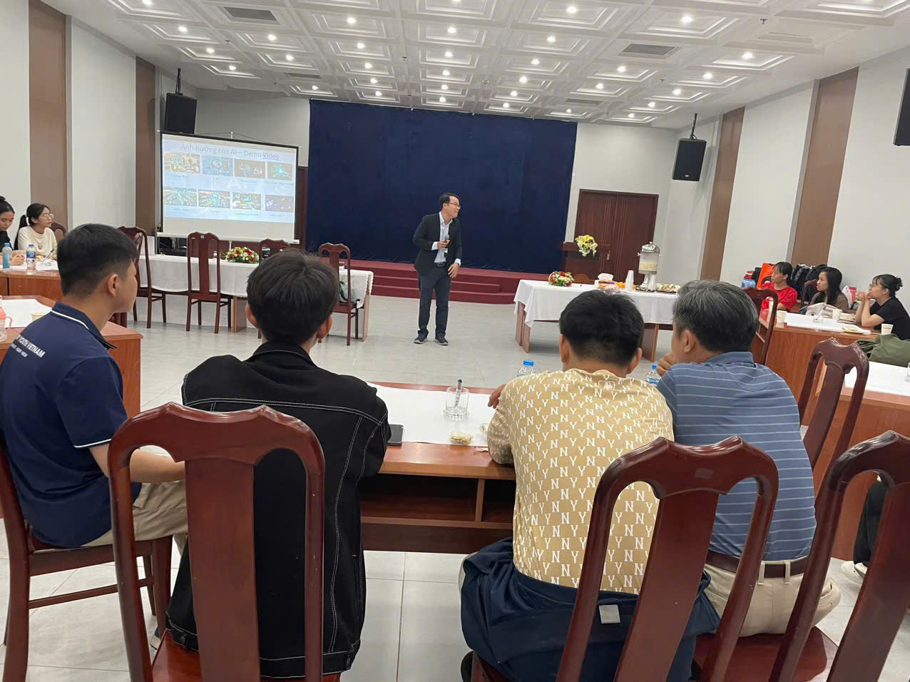 z6569331297684_ce6be43883fc44d545795b8c069a1251 Hội thảo "AI - Ảnh hưởng và ứng dụng của sinh viên" Hội trường Nhà Văn hóa Sinh viên