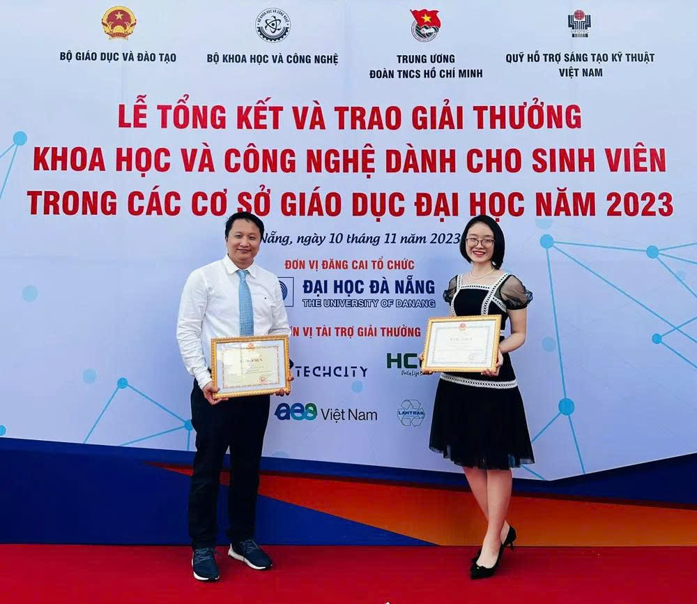 z6690001339371_537ce814ecad4a44839044b8cccb06c6 Cô sinh viên Y đam mê nghiên cứu khoa học