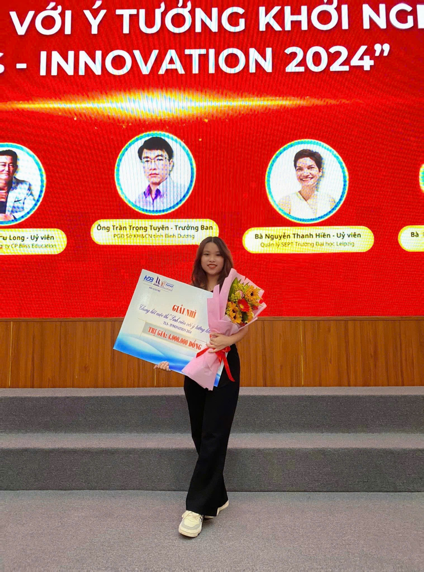 LÂM THỊ TÚ ANH – NỮ SINH KỸ THUẬT CHINH PHỤC LOẠT GIẢI THƯỞNG KHỞI NGHIỆP VÀ HỌC BỔNG DANH GIÁ