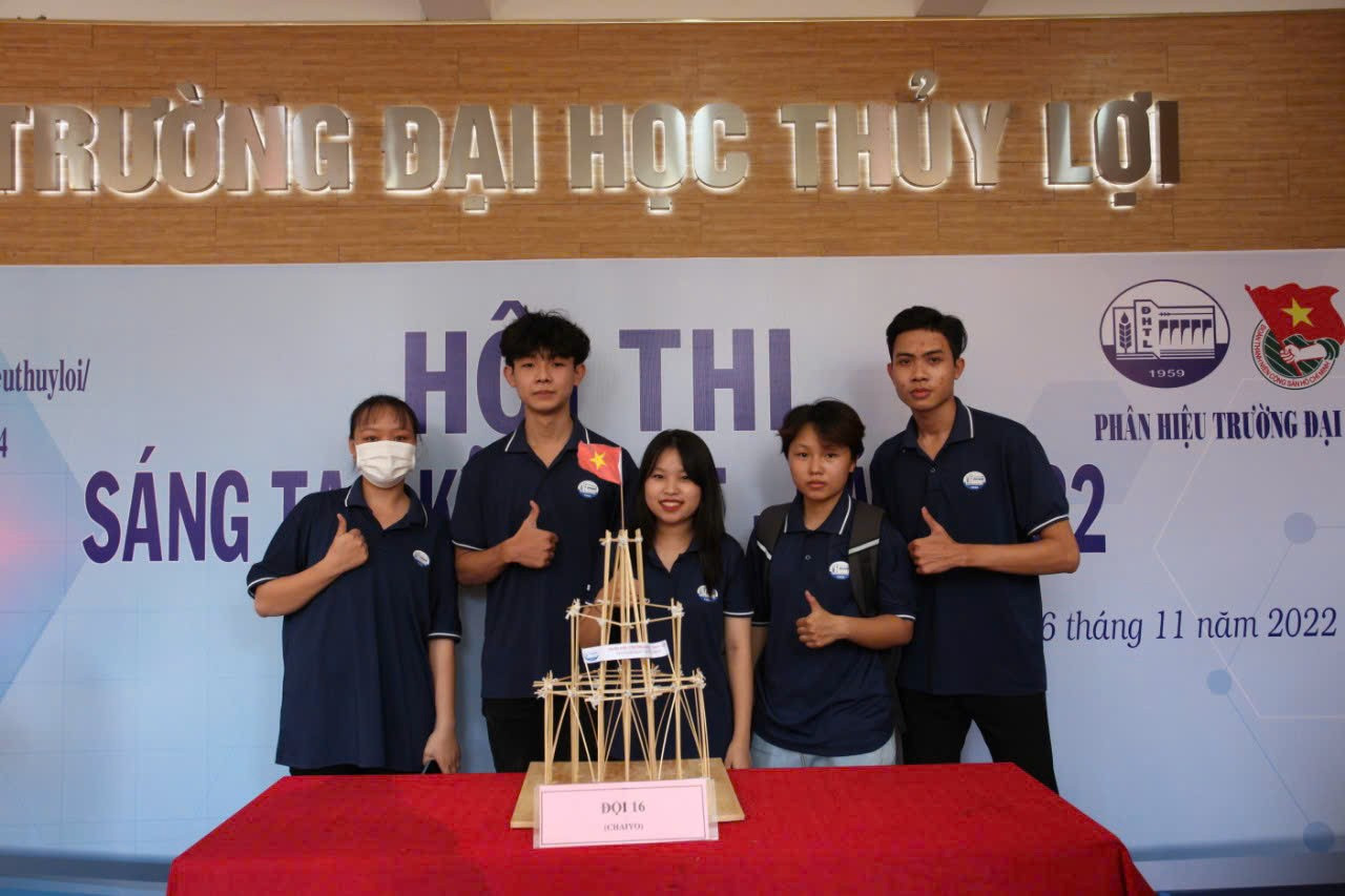 4.1.-LAM-THI-TU-ANH-PHAN-HIEU-TRUONG-DAI-HOC-THUY-LOI LÂM THỊ TÚ ANH - NỮ SINH KỸ THUẬT CHINH PHỤC LOẠT GIẢI THƯỞNG KHỞI NGHIỆP VÀ HỌC BỔNG DANH GIÁ