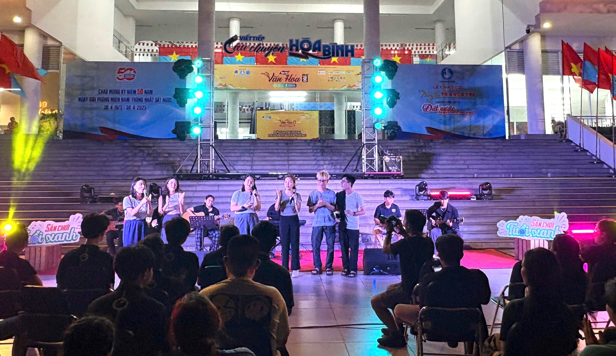 492419843_1079890437497256_1555039299064372894_n Sân chơi “Tuổi xanh” - Chủ đề: Starry Night