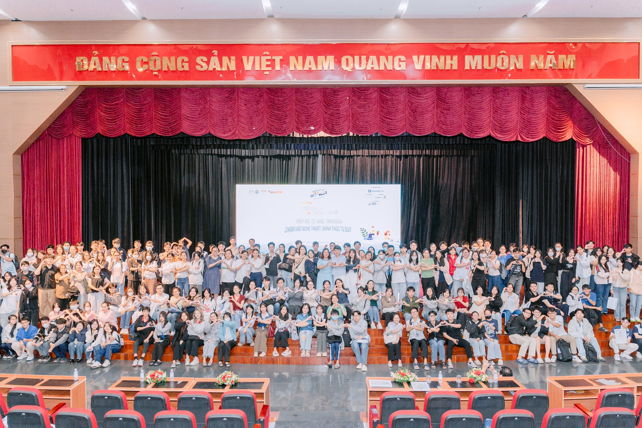 1-1 TALKSHOW “SÁCH VÀ BẠN TRẺ” - CHỦ ĐỀ: “KHÉP MỞ, TỐI SÁNG, TĨNH ĐỘNG: CHẠM VÀO NGHỆ THUẬT, ĐÁNH THỨC TƯ DUY”