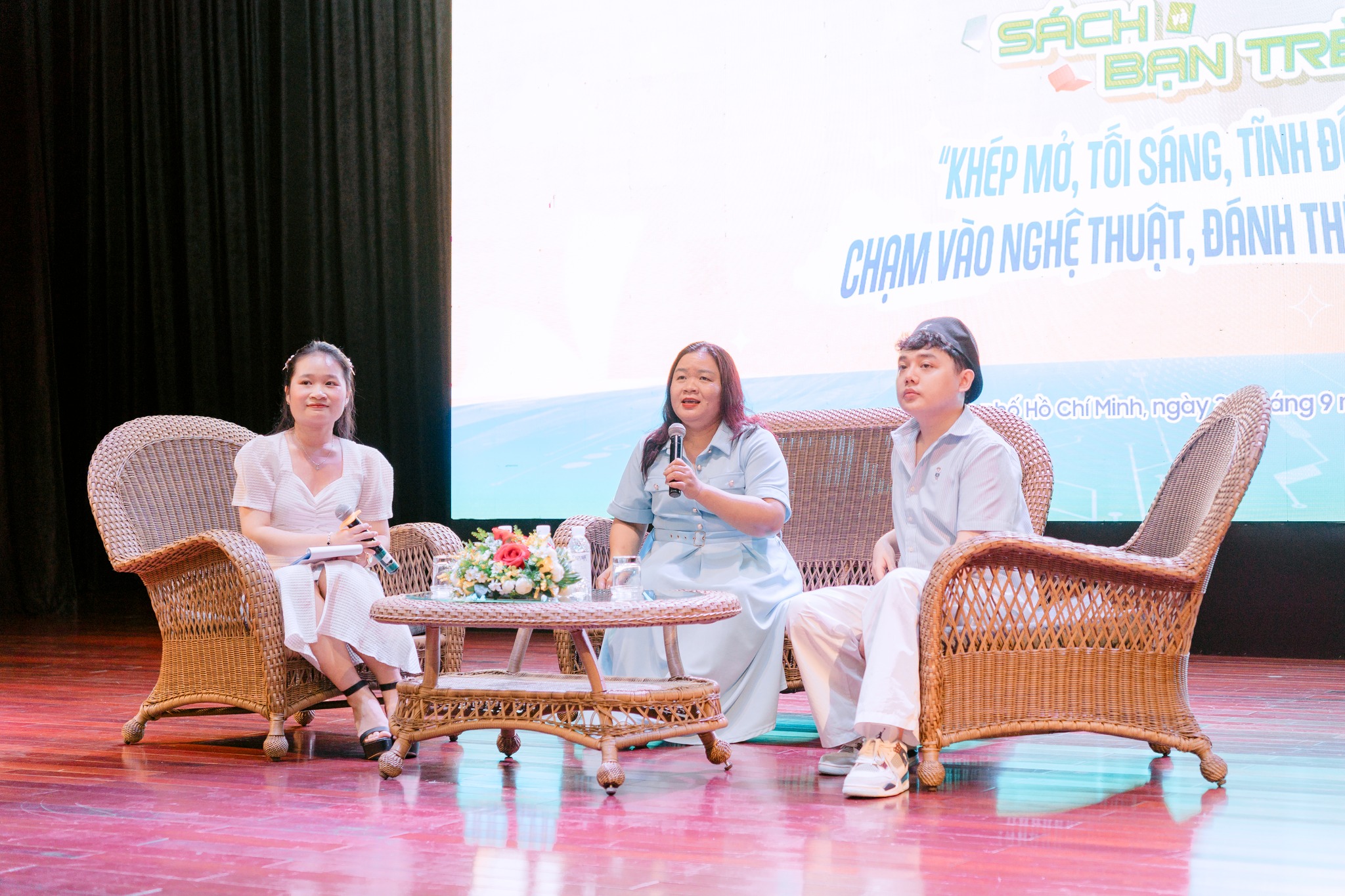 2-3 TALKSHOW “SÁCH VÀ BẠN TRẺ” - CHỦ ĐỀ: “KHÉP MỞ, TỐI SÁNG, TĨNH ĐỘNG: CHẠM VÀO NGHỆ THUẬT, ĐÁNH THỨC TƯ DUY”