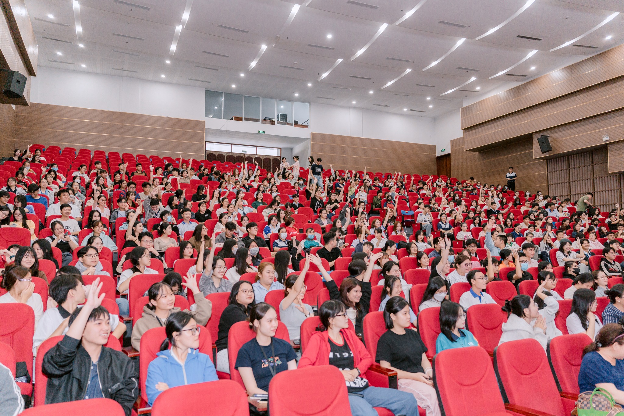 3-2 TALKSHOW “SÁCH VÀ BẠN TRẺ” - CHỦ ĐỀ: “KHÉP MỞ, TỐI SÁNG, TĨNH ĐỘNG: CHẠM VÀO NGHỆ THUẬT, ĐÁNH THỨC TƯ DUY”