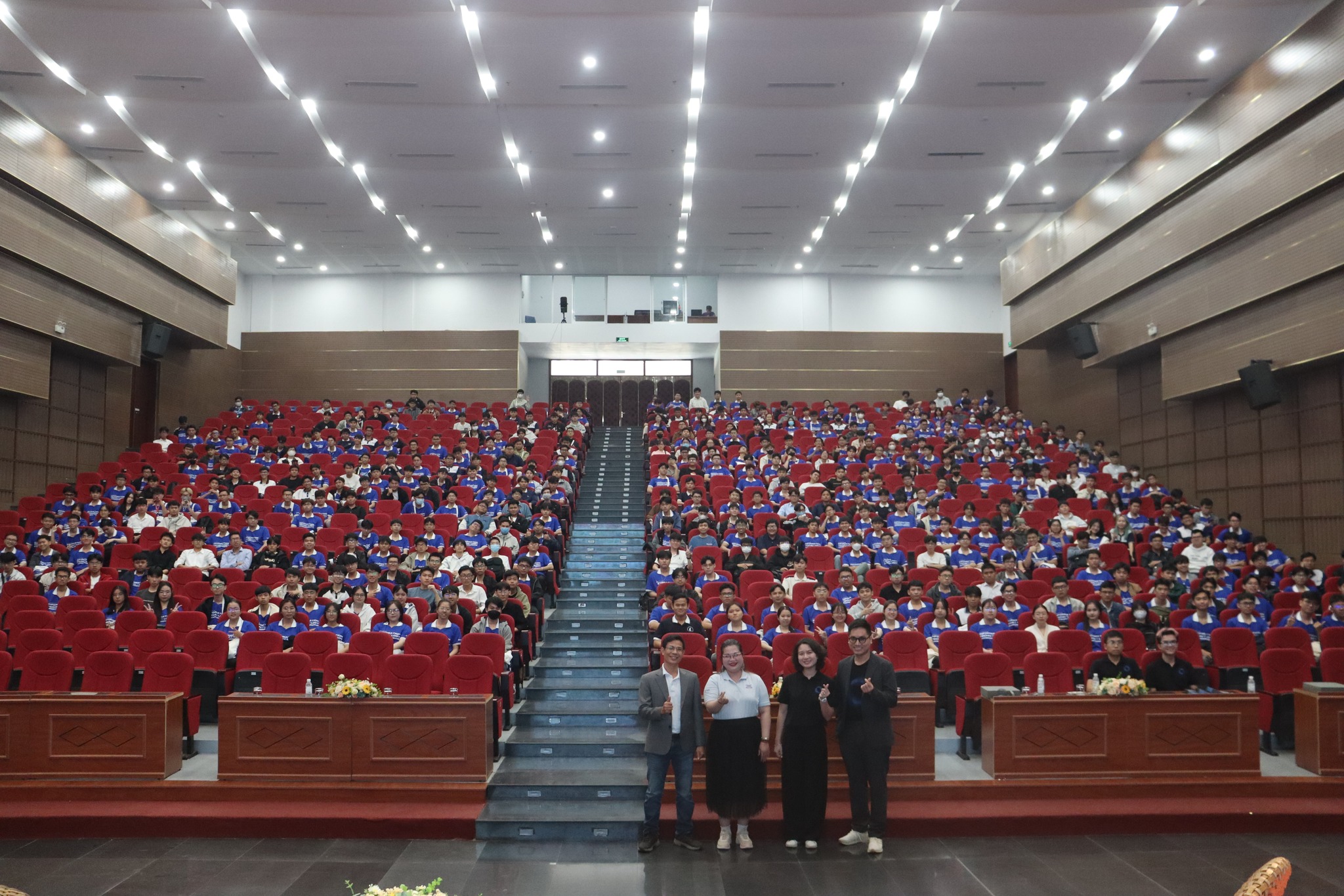 Hành trang tân sinh viên 2025 – Khởi đầu rực rỡ trong sắc xanh FIT tại Nhà hát Sinh viên
