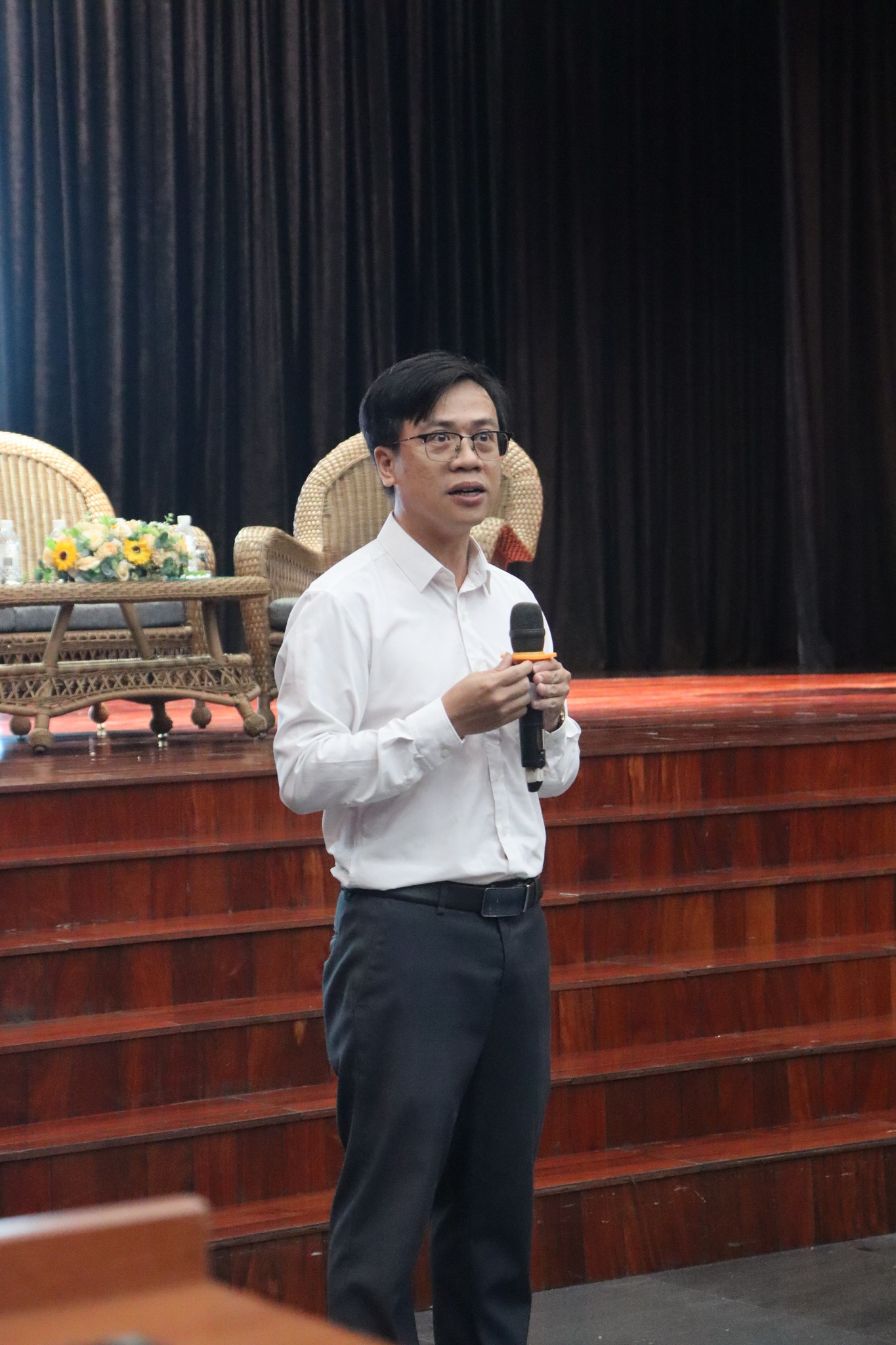 547430937_1310260024227157_1031128394004625209_n Hành trang tân sinh viên 2025 – Khởi đầu rực rỡ trong sắc xanh FIT tại Nhà hát Sinh viên