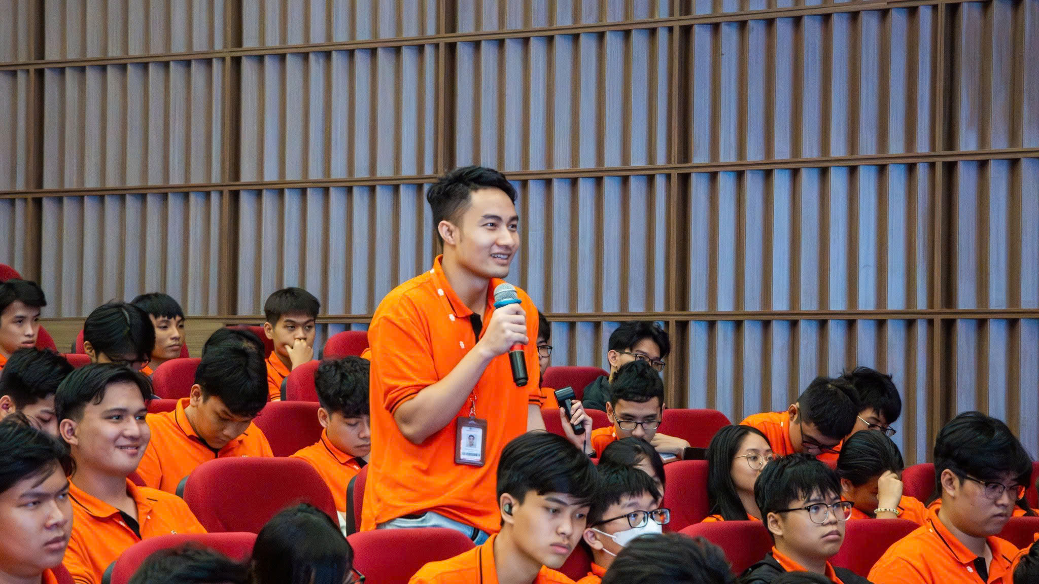 z7119291980621_31ea1b75935ed136da812072288ae160 CHUYÊN ĐỀ “AI FIRST” TẠI NHÀ HÁT SINH VIÊN
