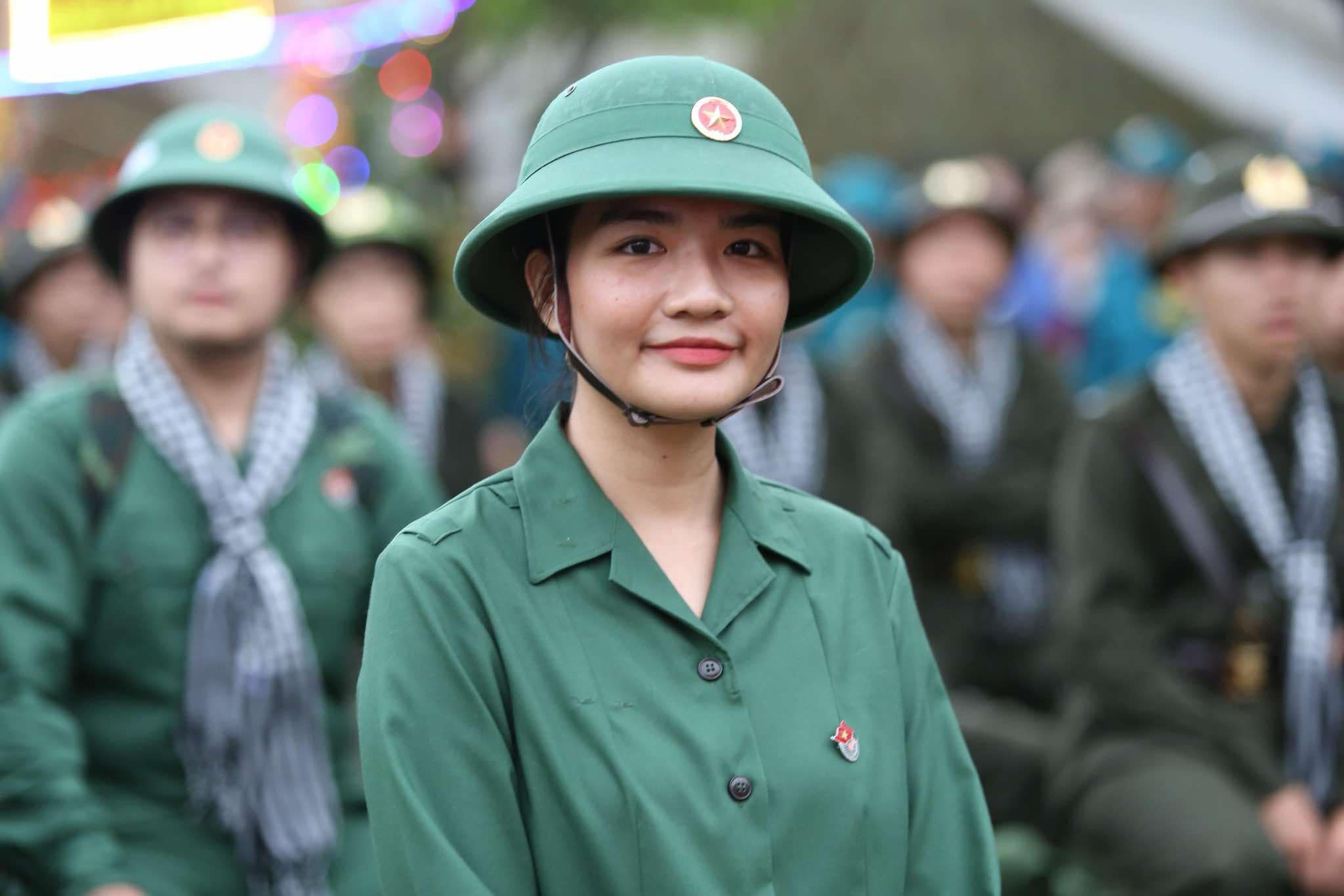 Nữ cựu sinh viên Nhân văn tình nguyện nhập ngũ