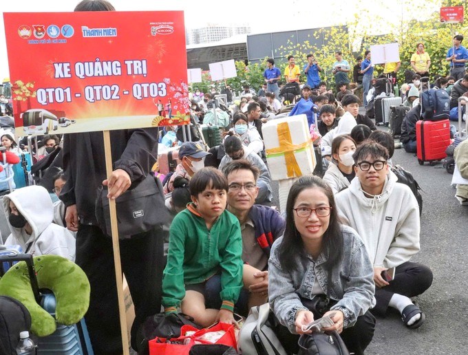 07-02-2026XH_02 “Chuyến xe mùa xuân” đưa 2.000 sinh viên, người lao động khó khăn về quê đón tết