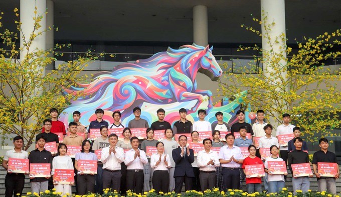 “Chuyến xe mùa xuân” đưa 2.000 sinh viên, người lao động khó khăn về quê đón tết