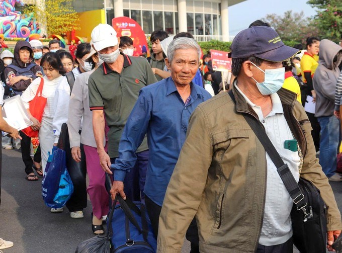 07-02-2026XH_05 “Chuyến xe mùa xuân” đưa 2.000 sinh viên, người lao động khó khăn về quê đón tết