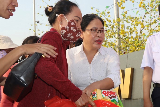 07-02-2026XH_07 “Chuyến xe mùa xuân” đưa 2.000 sinh viên, người lao động khó khăn về quê đón tết