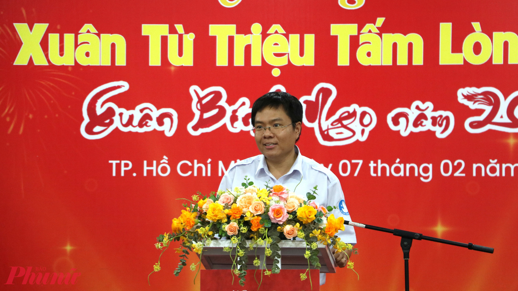 dang-khoa-phat-bieu 700 sinh viên khó khăn nhận quà tết sớm